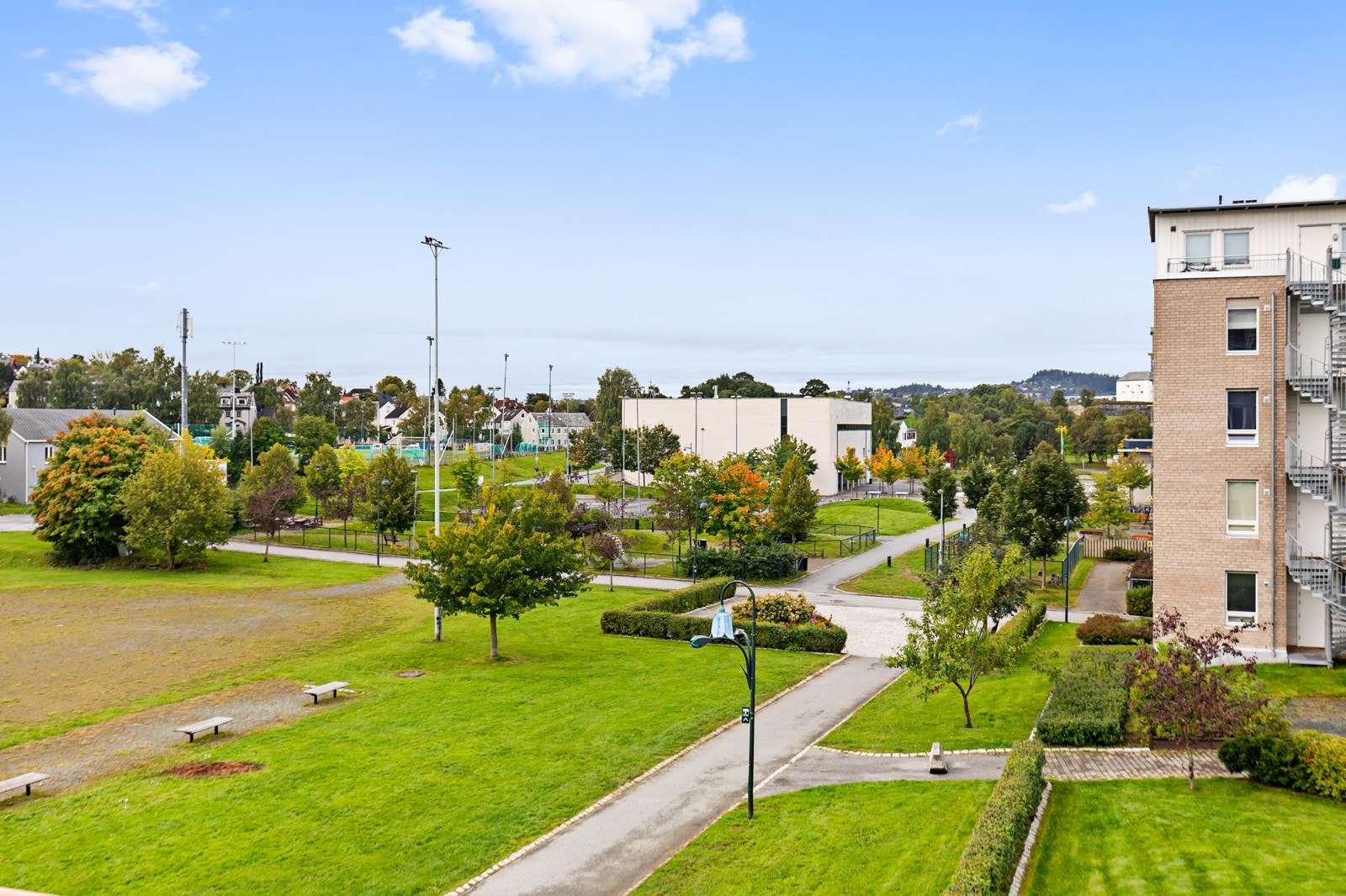Leiligheten har en glimrende beliggenhet på populære Rosenborg Park, et nyere boligfelt tilrettelagt for de fleste bynære aktiviteter. Galleribilde