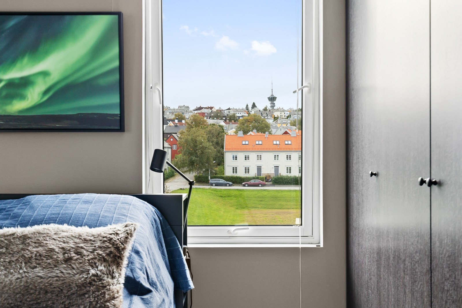Leiligheten ligger fint til i byggets 3.etasje, i ei sidegate uten forbigående biltrafikk. Galleribilde
