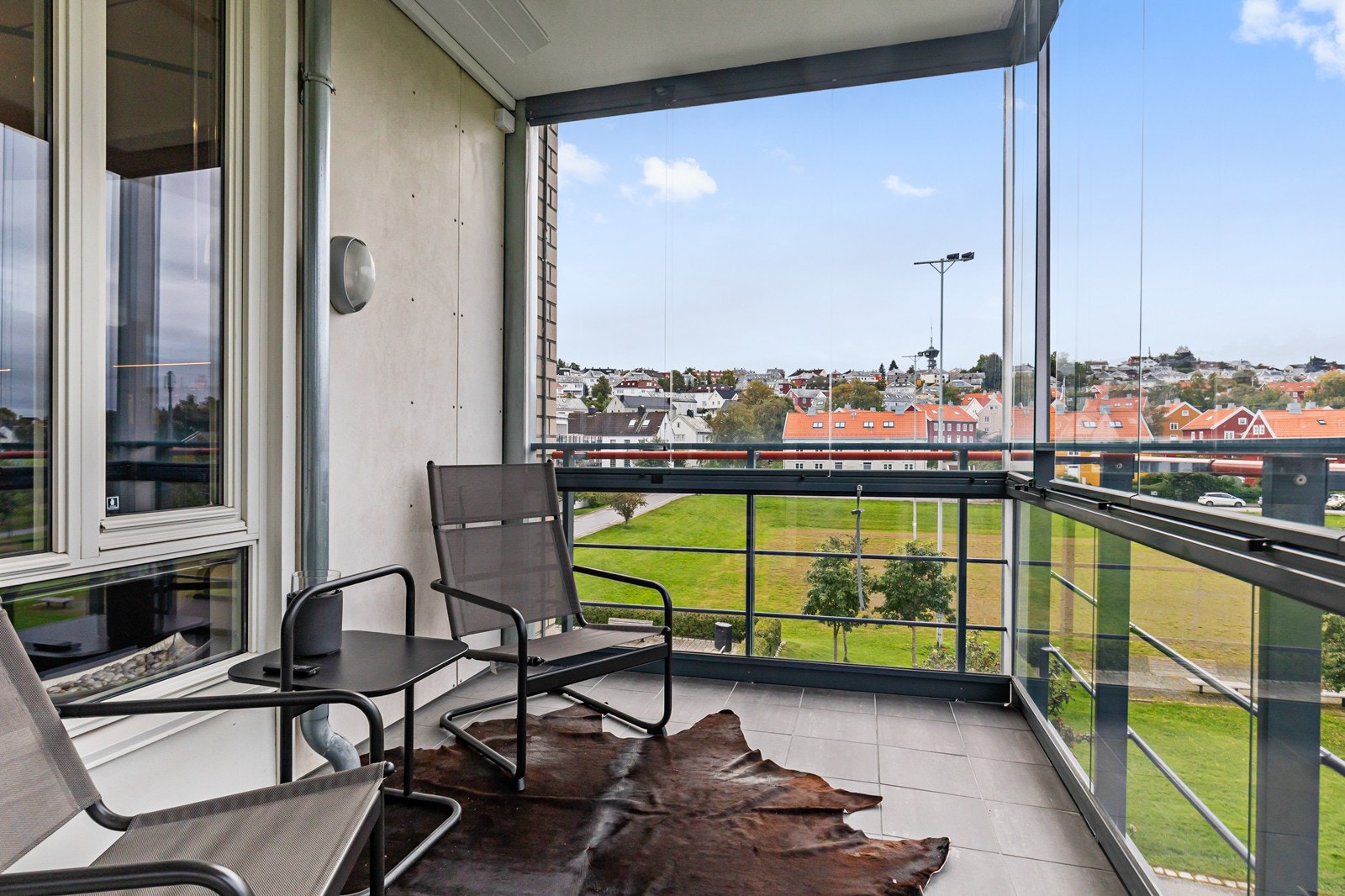 Fra stuen er det utgang til en innglasset sør/vest vendt balkong med gode solforhold. Galleribilde