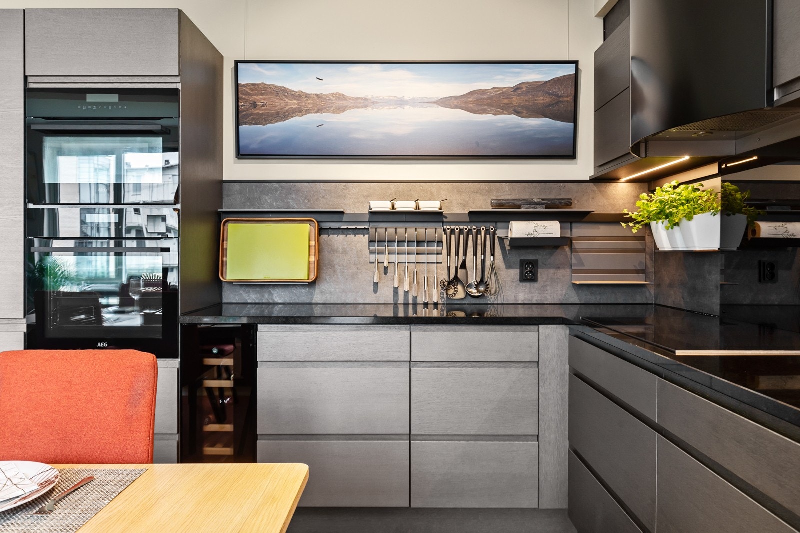 Leiligheten er smakfull innredet med moderne løsninger av høy kvalitet. Galleribilde