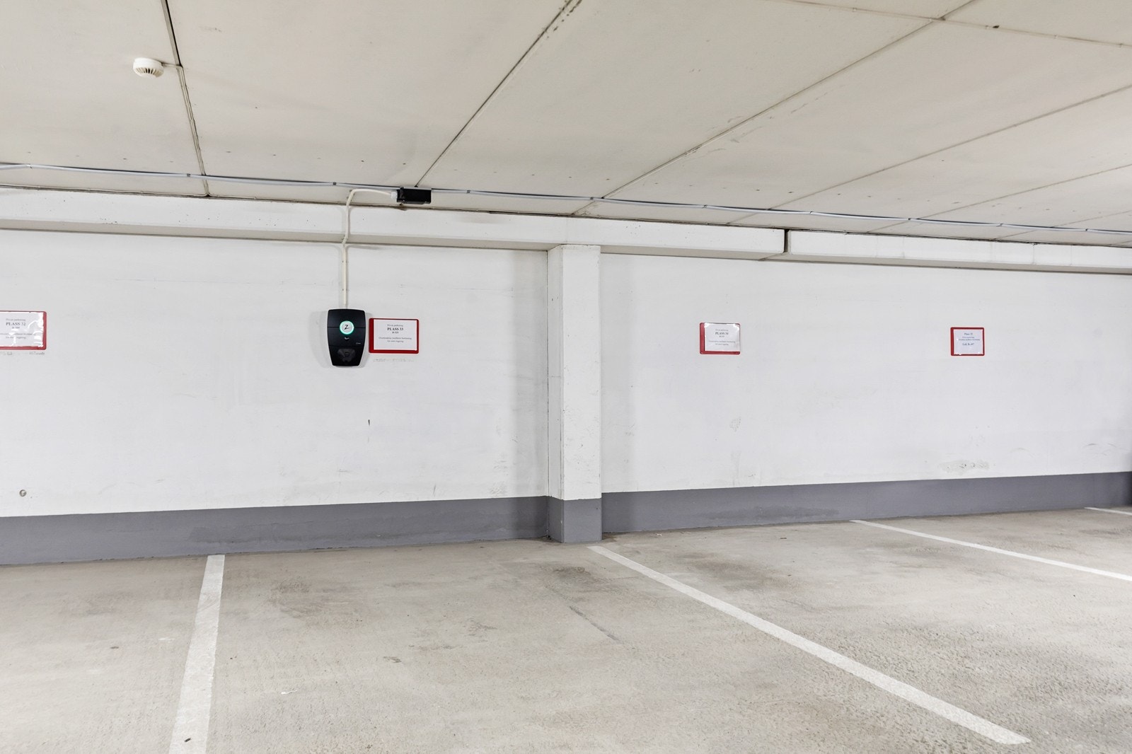 Egen parkeringsplass med elbillader i garasjekjeller. Galleribilde