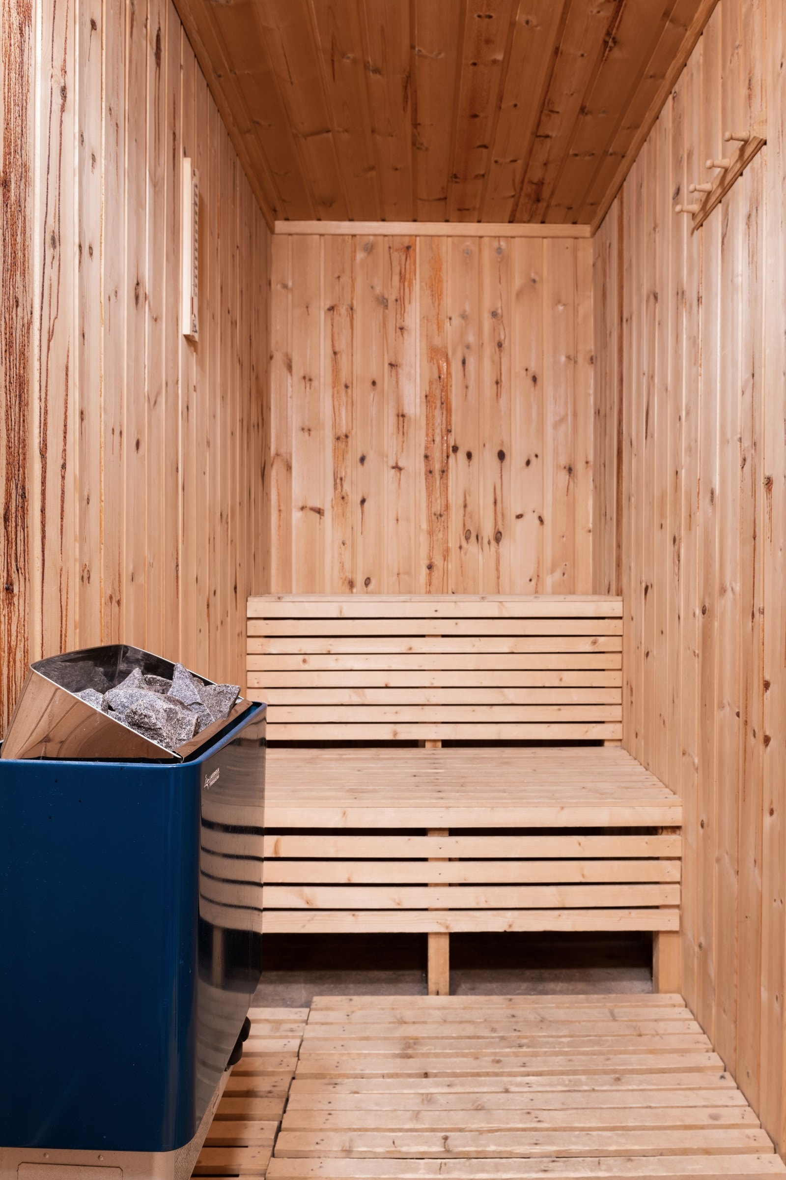 Badstue med tremmegulv og panelvegger. Treinnredning og montert badstueovn. Galleribilde