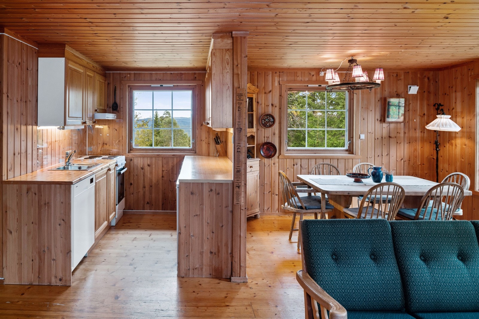 Heltre kjøkkeninnredning med speil fronter på over- og underskap og laminert benkeplate. Galleribilde