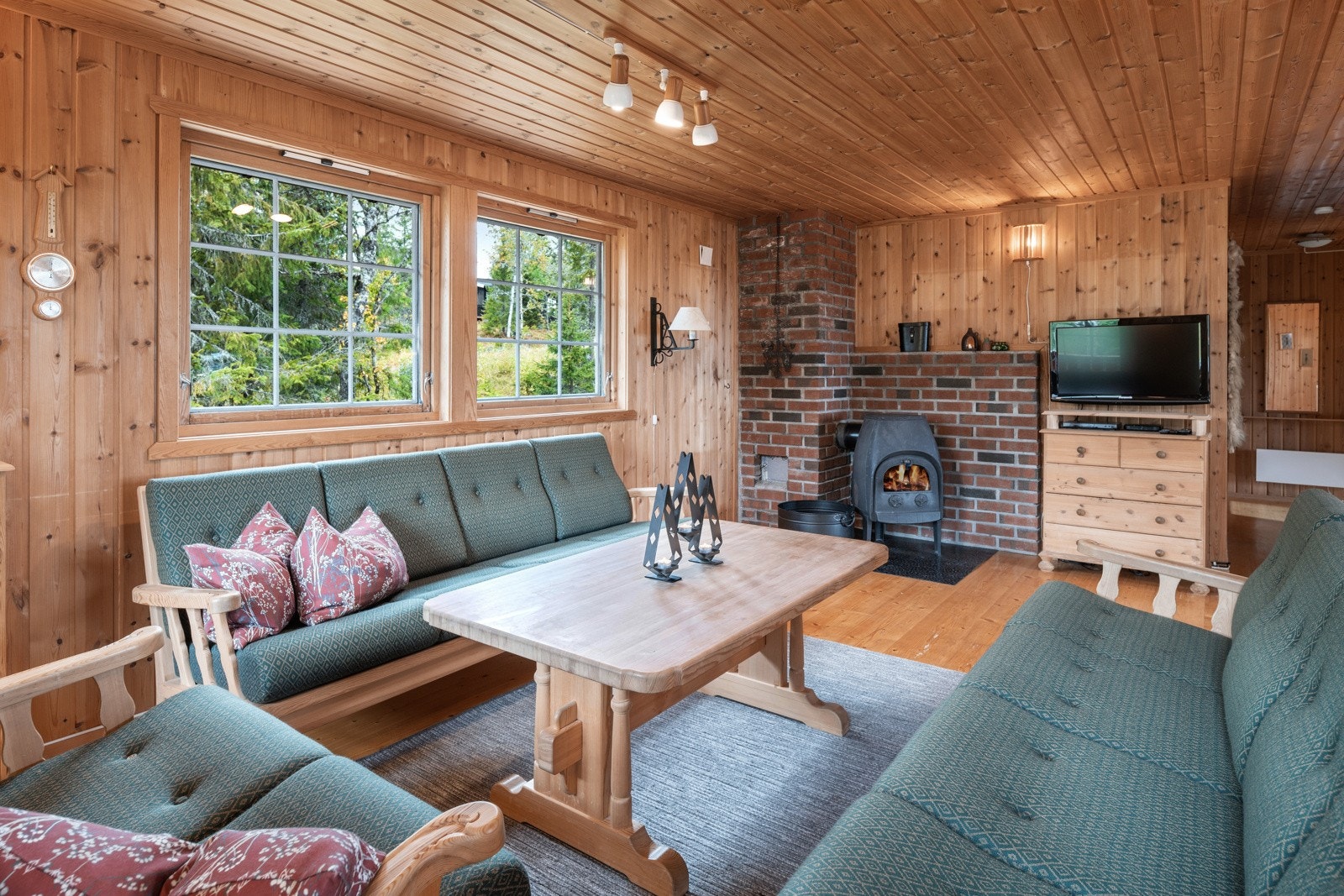 Stua har store vinduer på flere sider av rommet som gir godt med innlys. Galleribilde