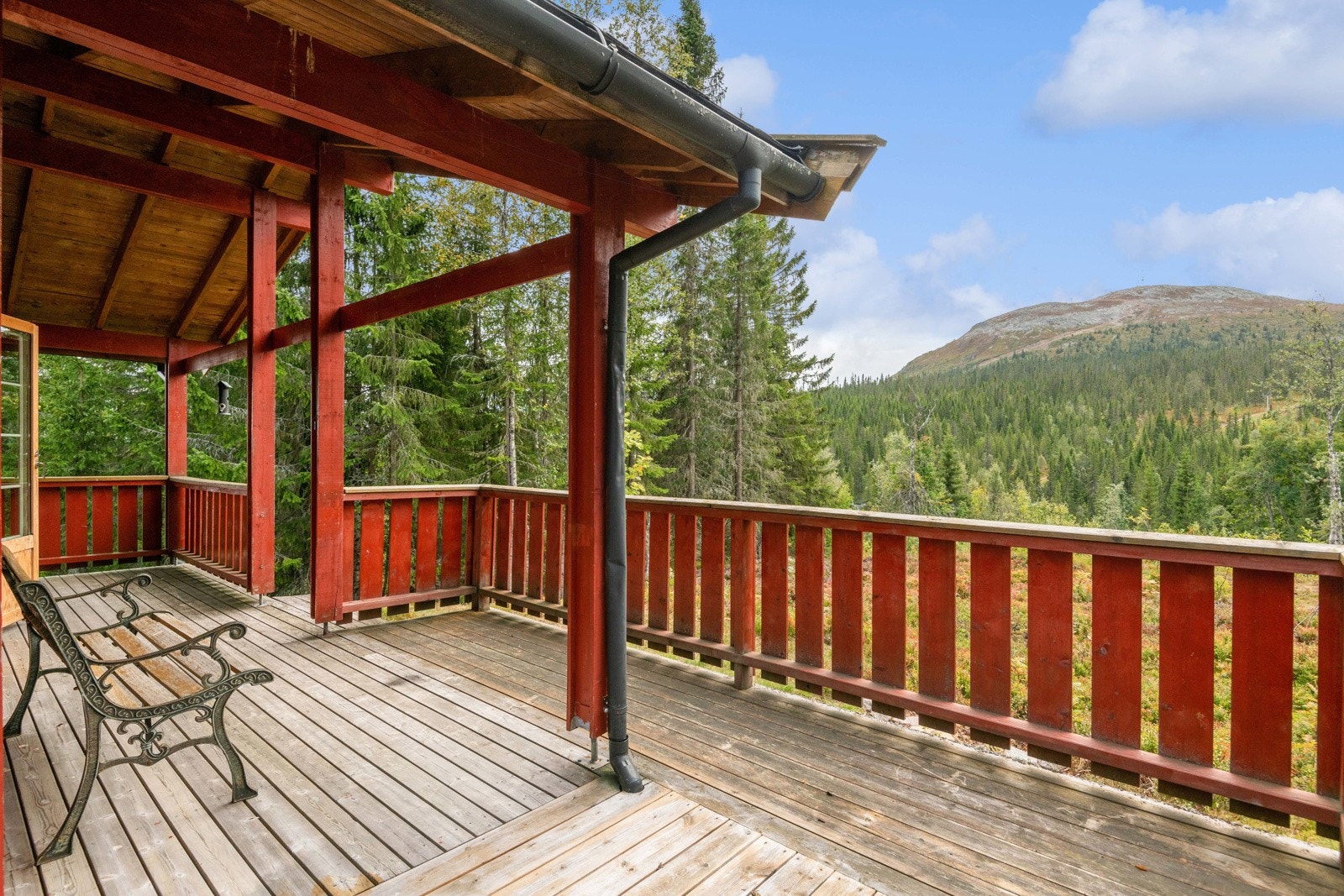 Stor og delvis overbygd terrasse med god plass for flere sittegrupper og utegrill. Galleribilde