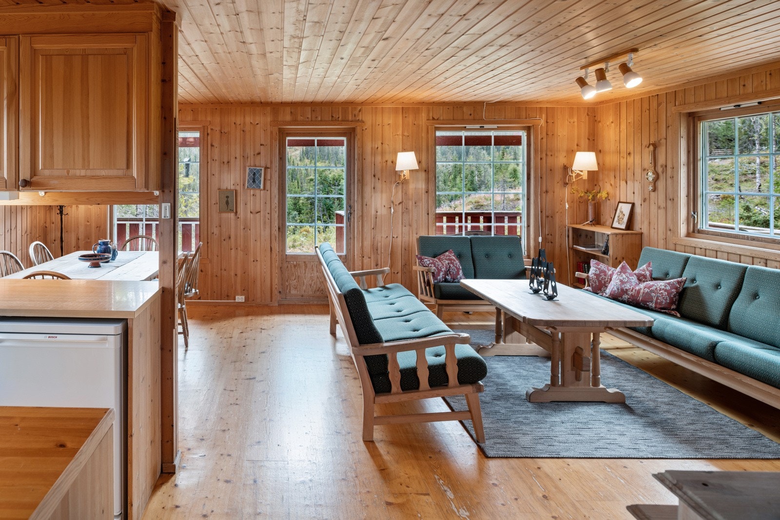 Åpen løsning mellom stue og kjøkken. Galleribilde