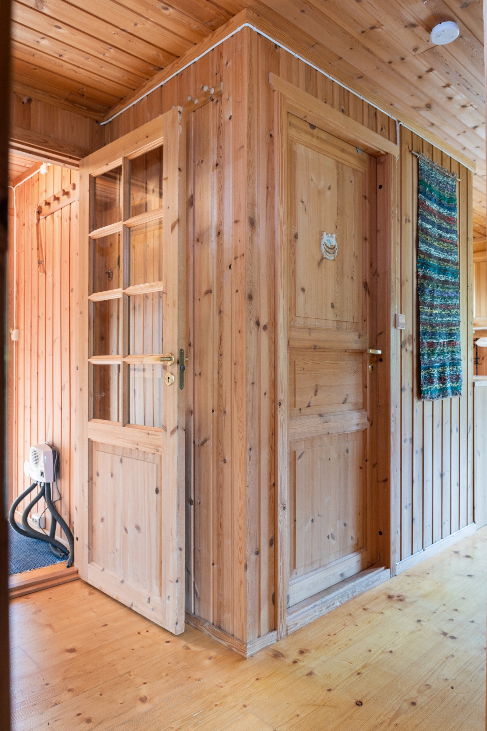 Fra gangen er det adkomst til badstu, samt gang som tar deg til 3 soverom og åpen løsning mot stue. Galleribilde