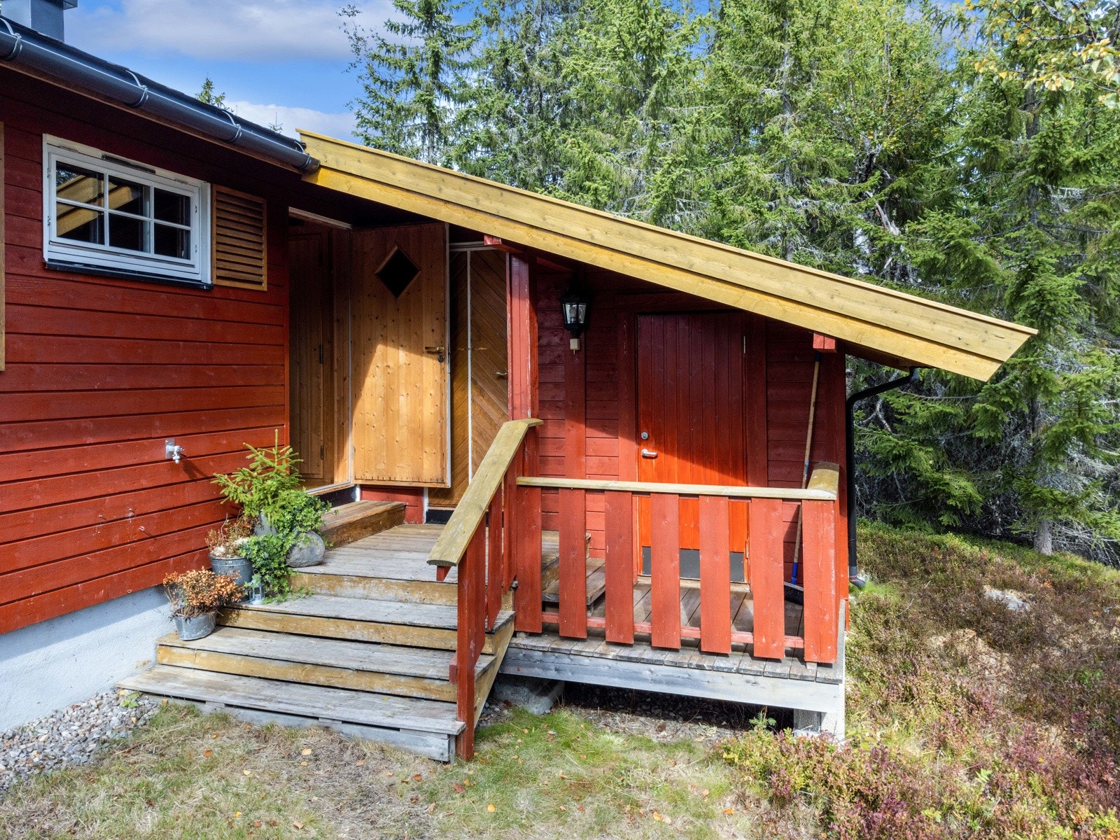 Overbygd inngangsparti med tilknyttet to utvendige sportsboder. Galleribilde