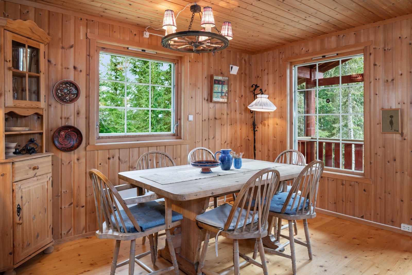 Det er plass til både sofagruppe og spiseplass. Galleribilde