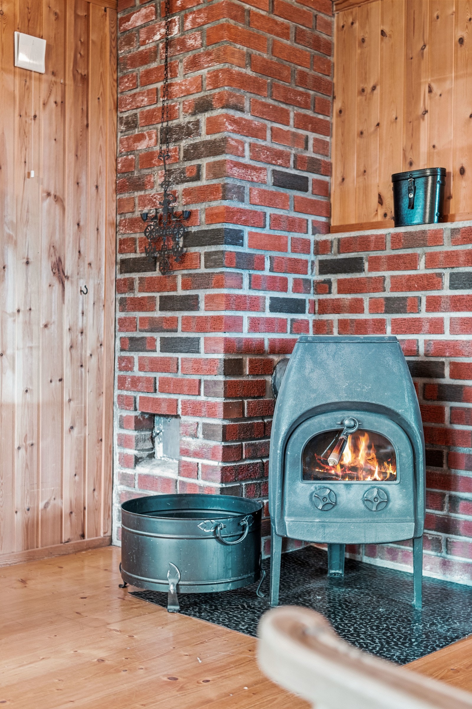 Vedovn med murstein bak. Galleribilde