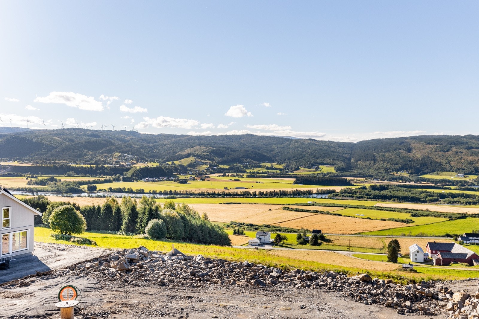 Fra boligen er det svært gode sol- og utsiktsforhold. Galleribilde