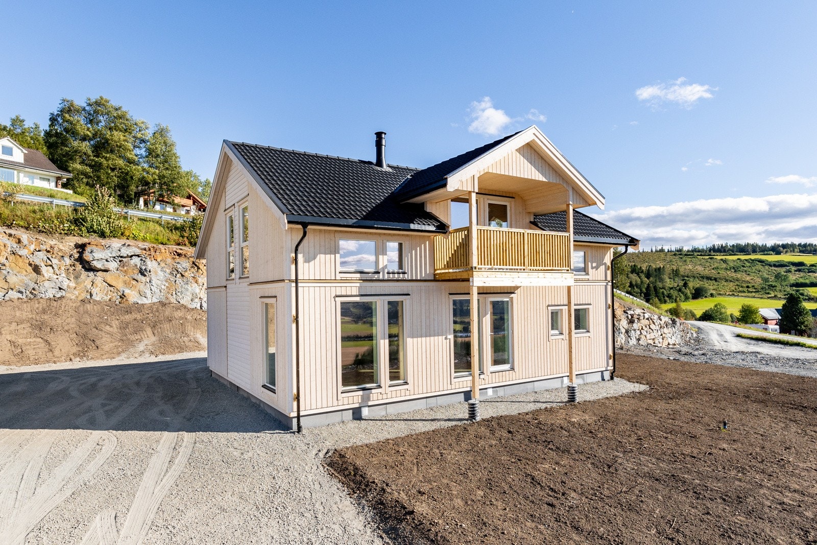 Boligen ligger skjermet og fint til i et barnevennlig boområde. Galleribilde