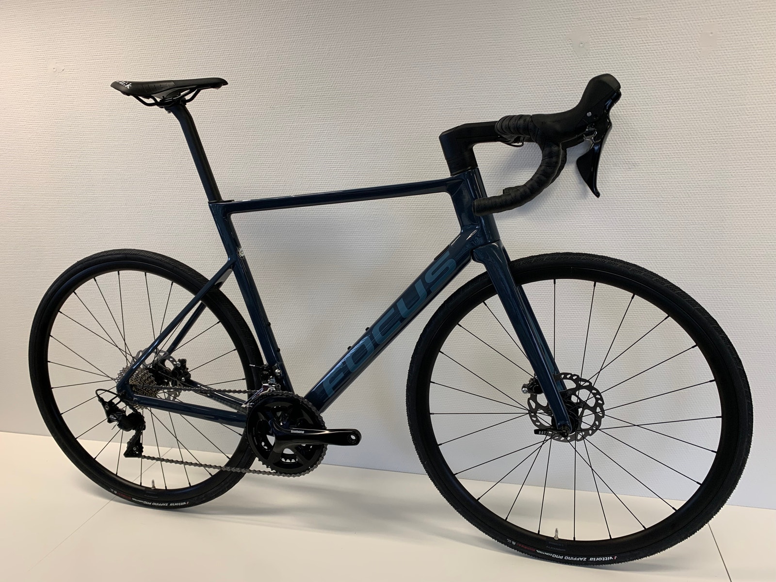 UTSOLGT FOCUS Izalco MAX Shimano R7020 sykkel landevei
