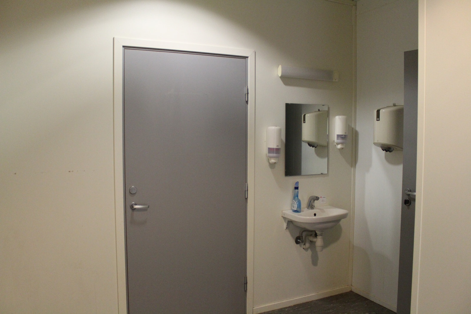 Garderobe og wc-sone. Galleribilde