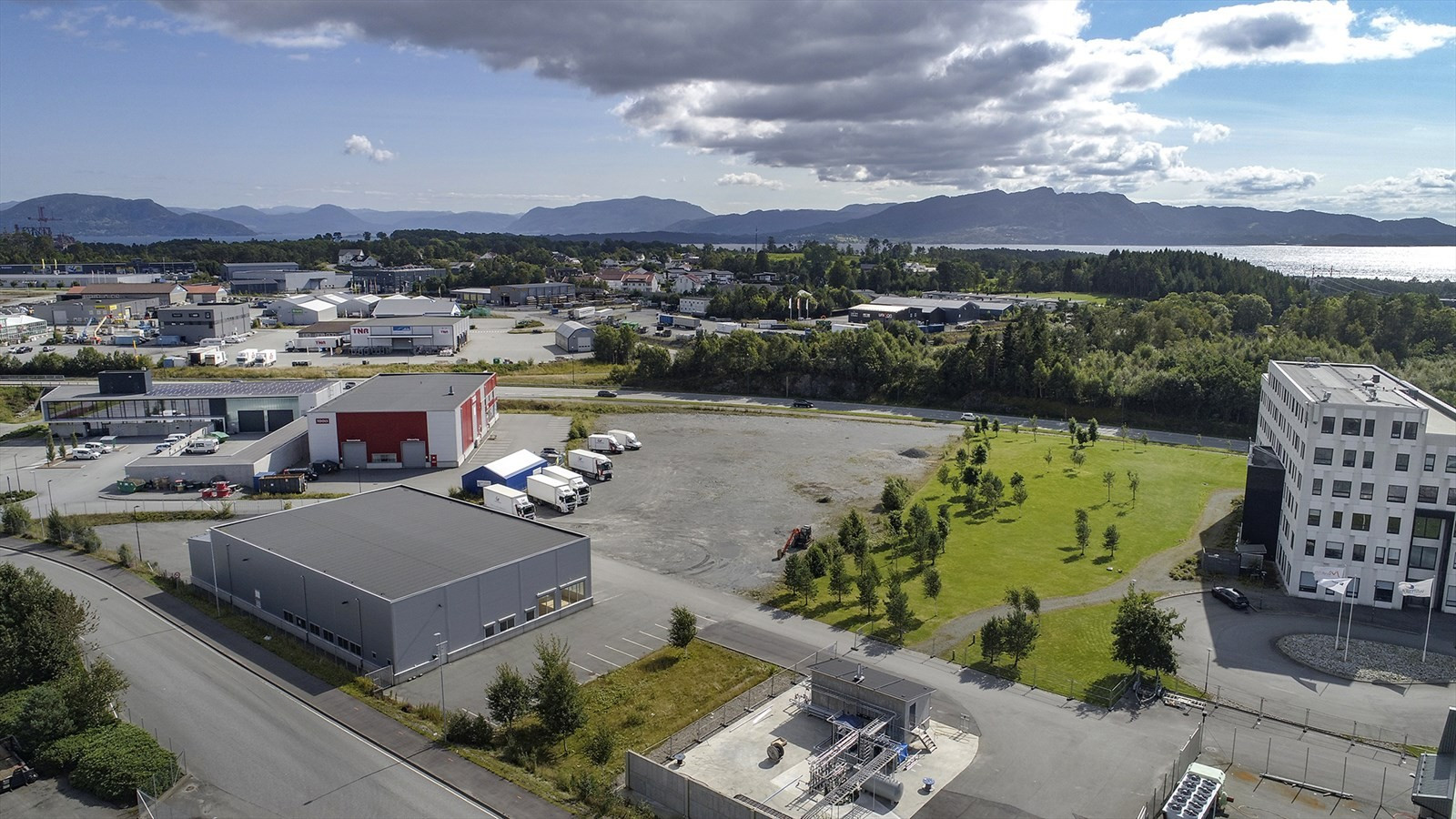 Byggeklar næringstomt eksponert direkte på E39 mellom Bergen og Stavanger