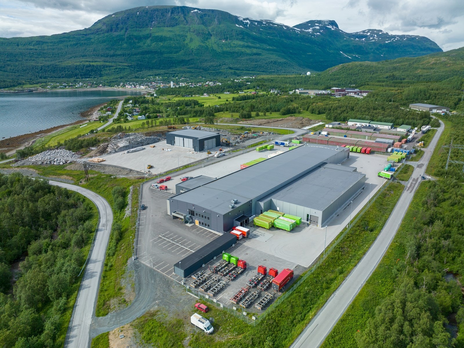 Oversiktsbilde over Medby Næringsparken, med E6 på venstre side. Galleribilde