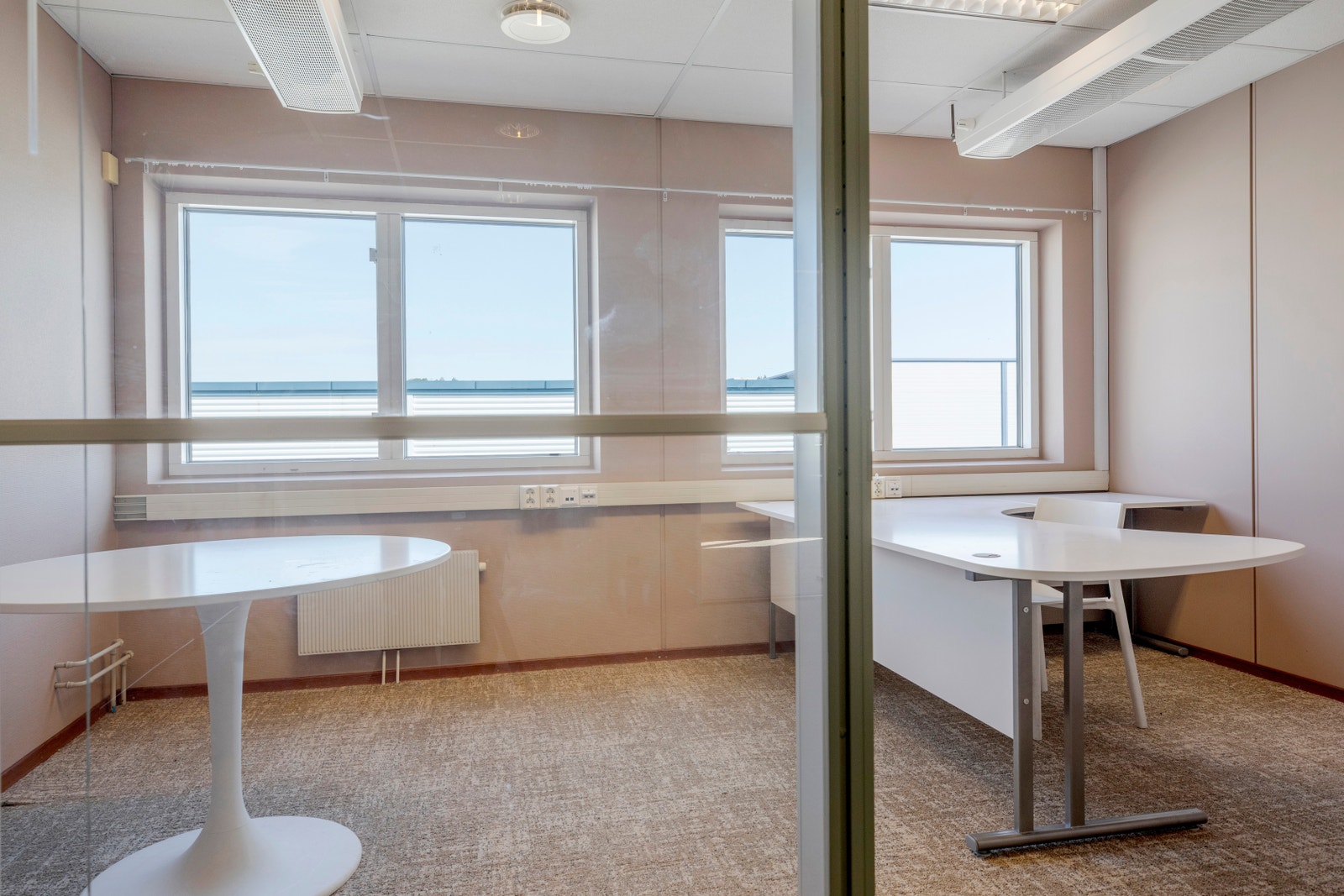 Glassvegger - åpent og lyst kontormiljø. Galleribilde