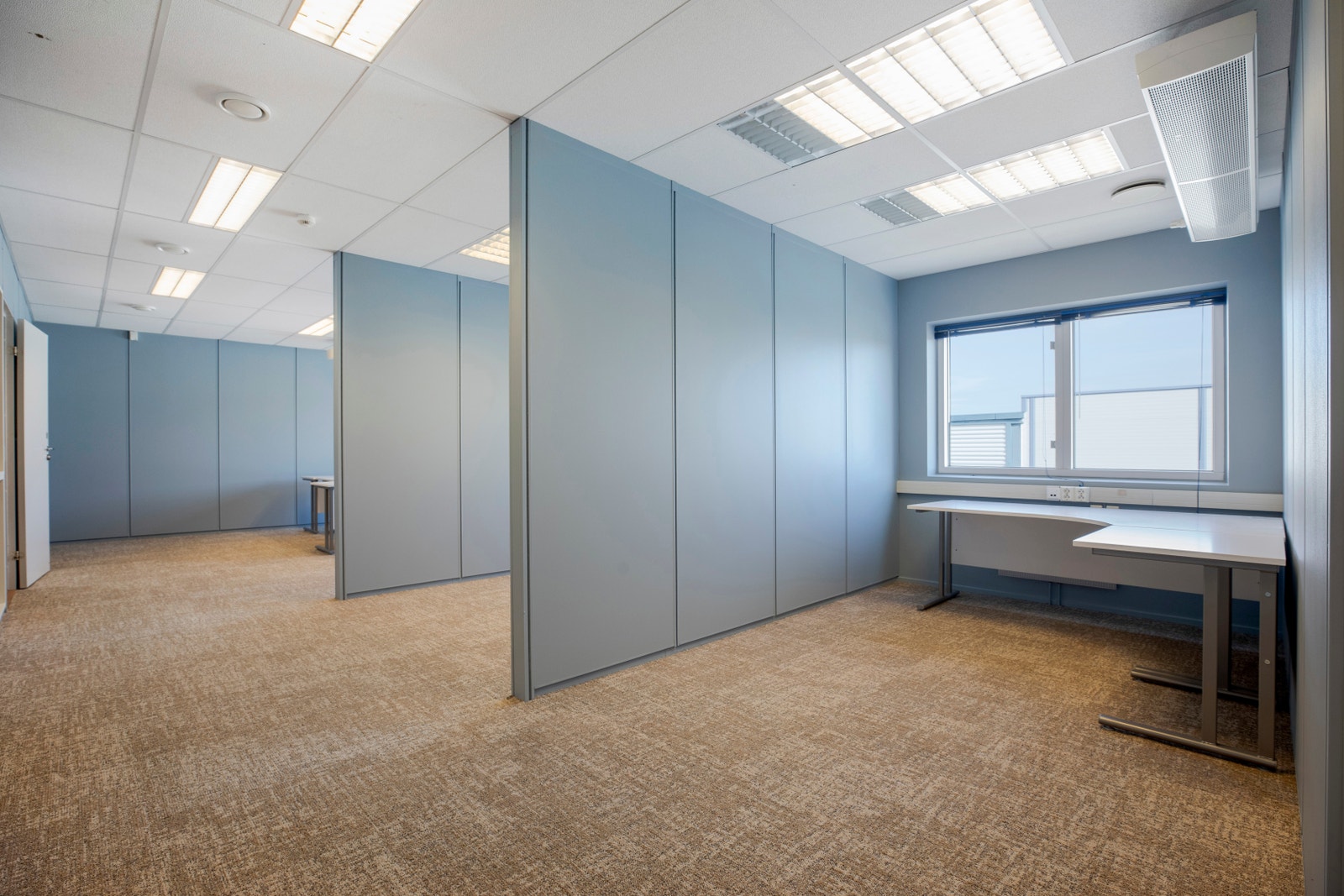 Delvis åpent landskap - halve skillevegger ut i rommet Galleribilde