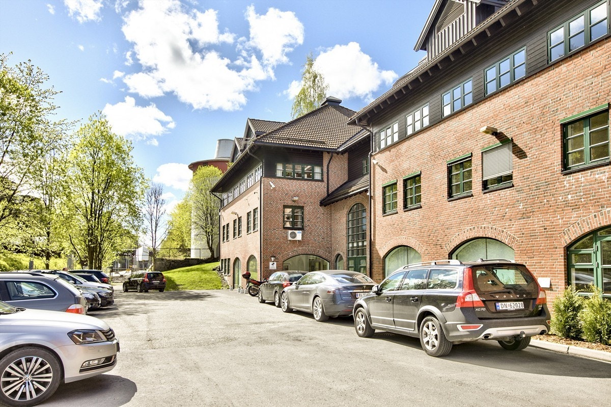 Rikelig med parkering - inngang fra parkeringsplass Galleribilde