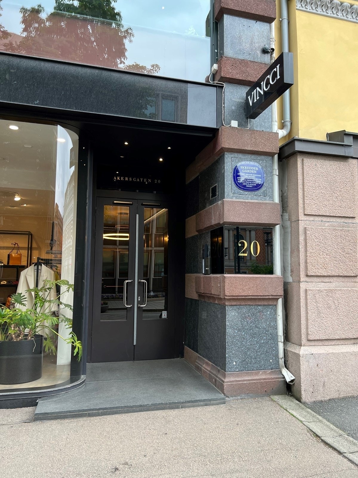 A20 - 13 Inngangsparti fra utsiden.jpg Galleribilde