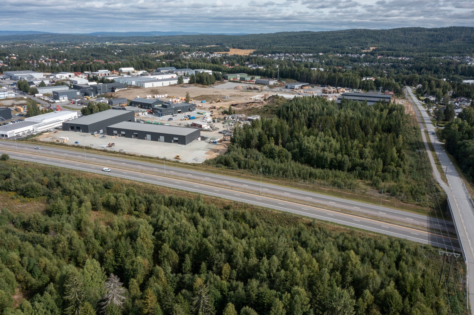Stor tomt på 35000 m2 og unik eksponering mot E6, i tilknytning til Ørn industripark på Dal/Råholt Galleribilde