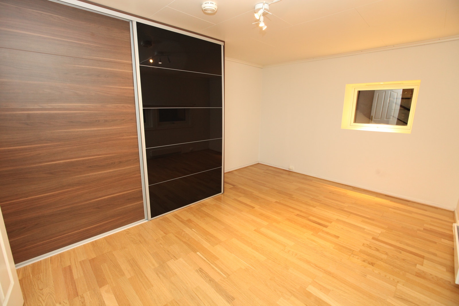 UTLEID, rom 4 Galleribilde