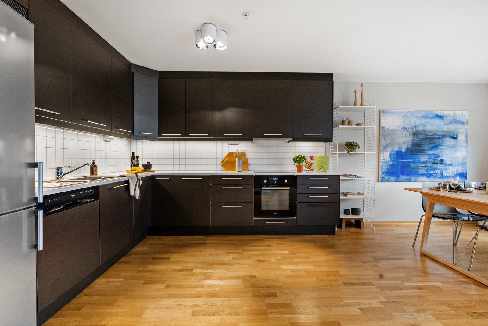 Kjøkken med opa løysing mot stove Galleribilde