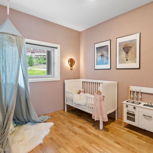 Mindre soverom med garderobeskap Galleribilde