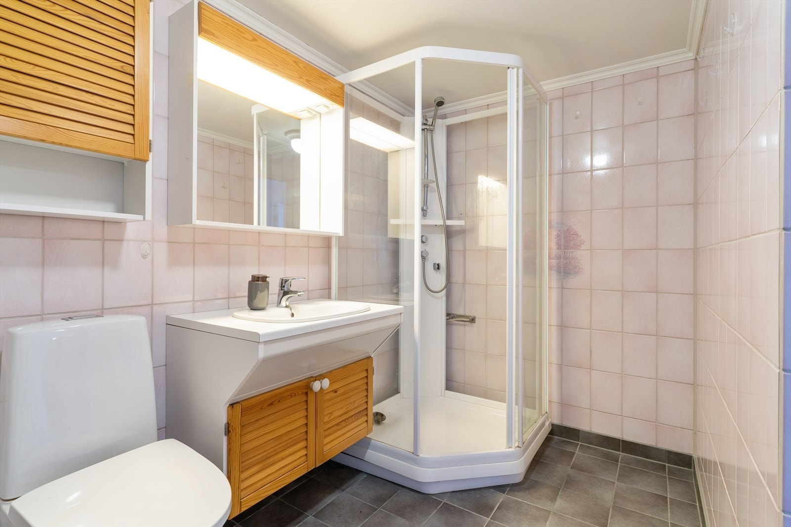 Bad med dusjkabinett Galleribilde