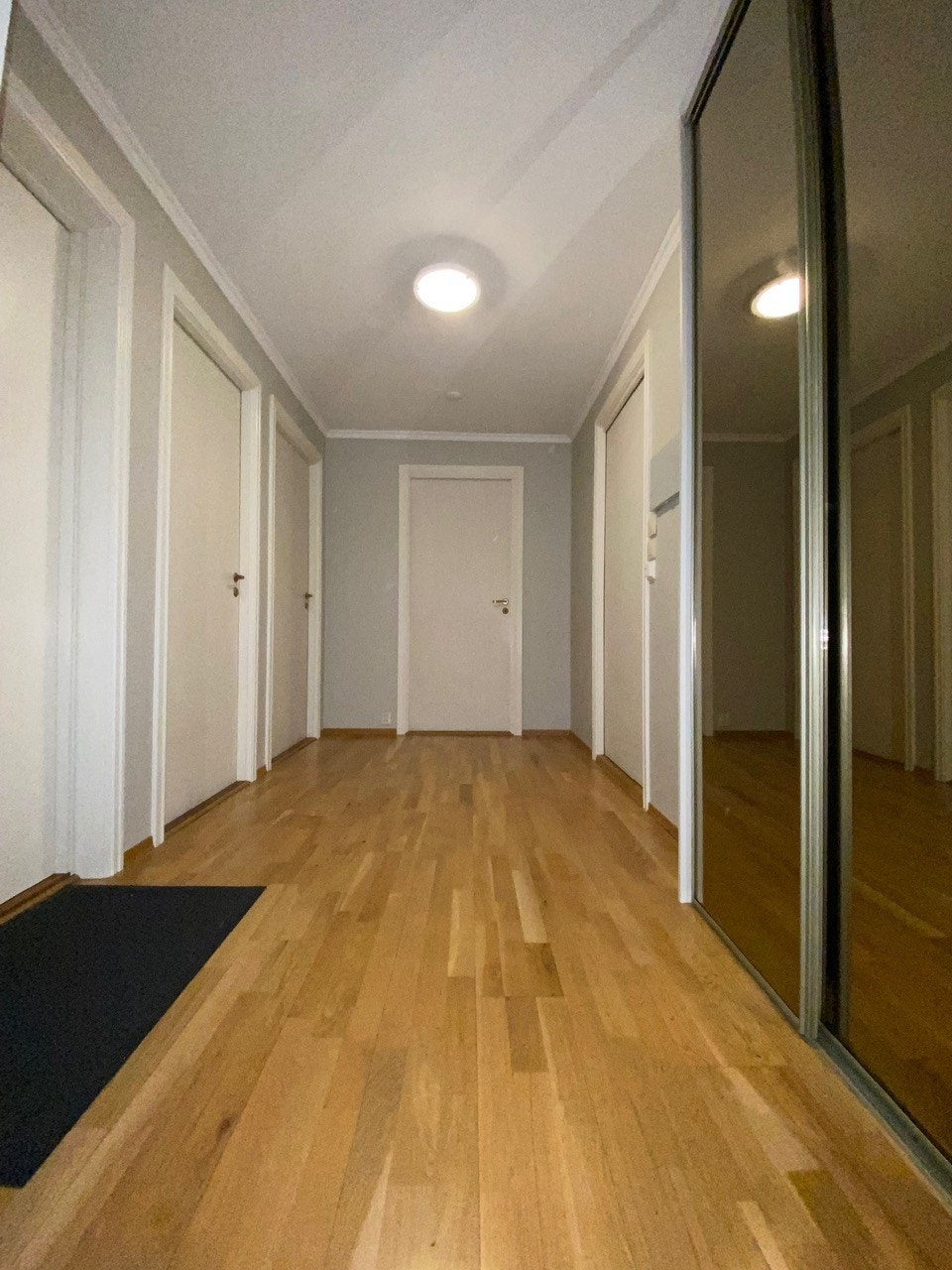 Gang med garderobe Galleribilde