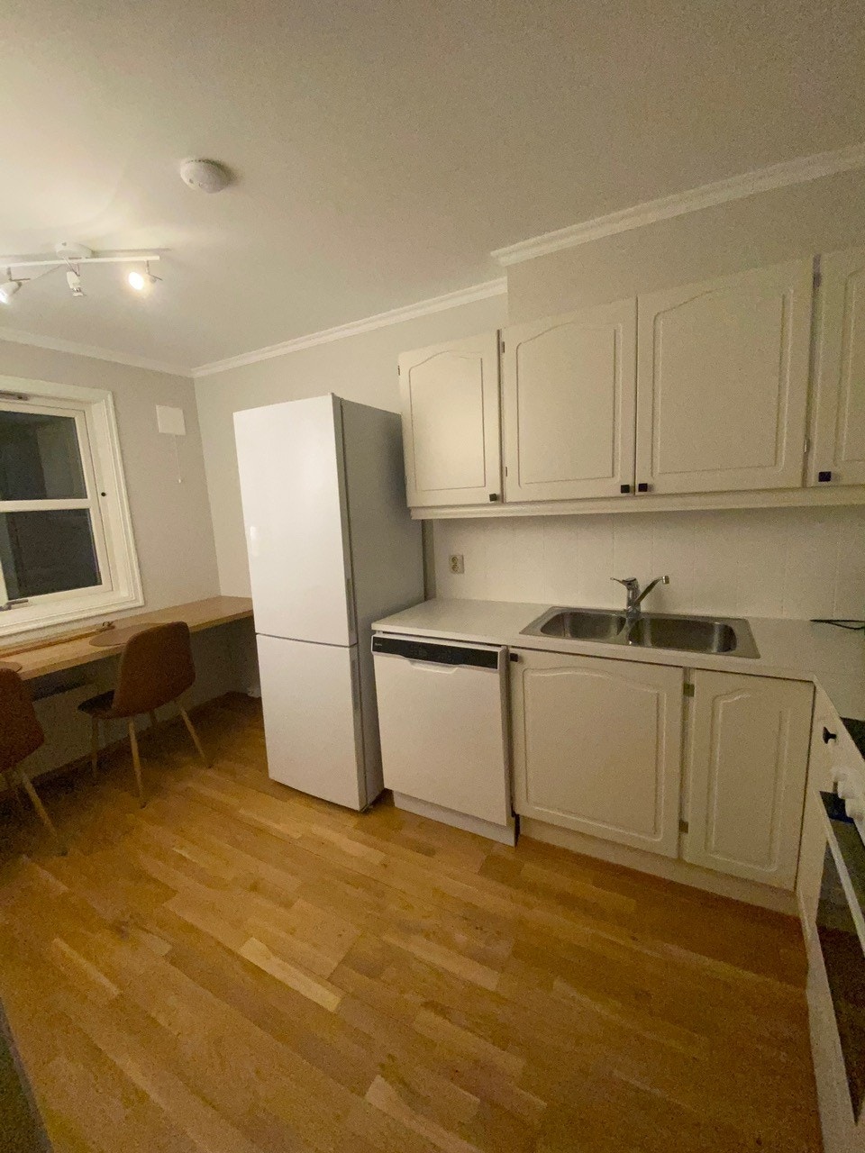 Kjøkken med hvitevarer Galleribilde