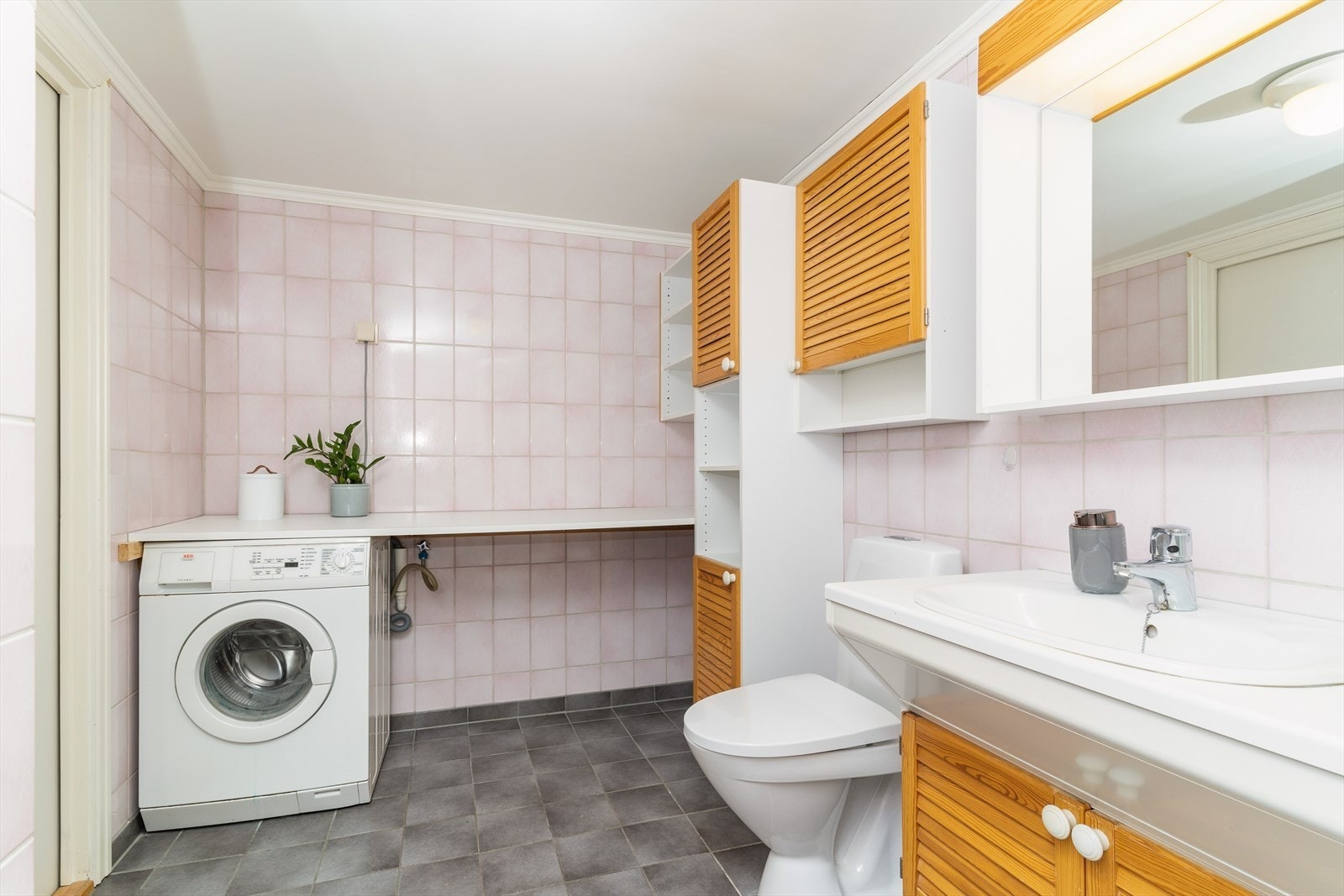 Bad med vaskemaskin Galleribilde