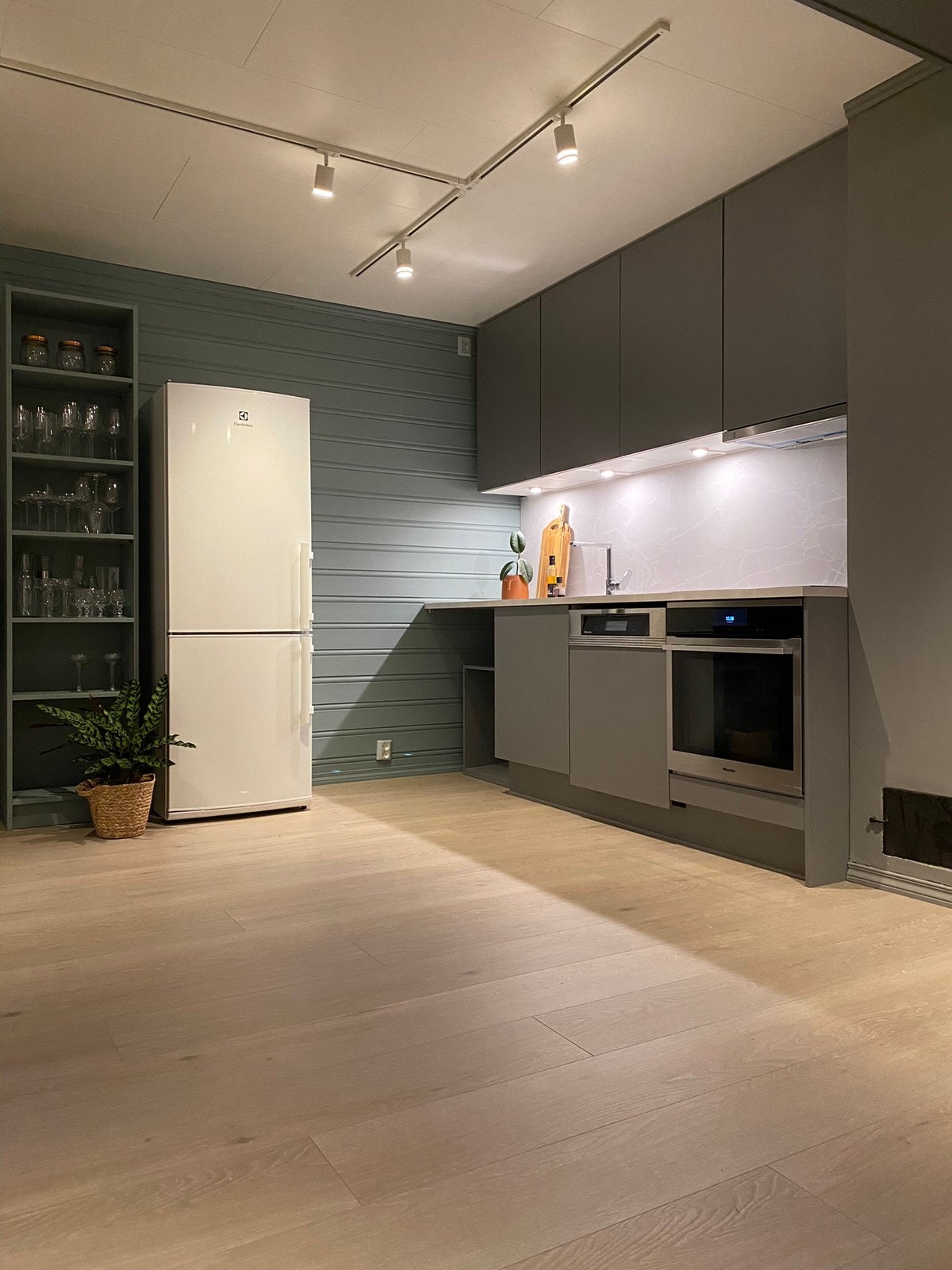 Nytt HTH-kjøkken med hvitevarer fra blant annet Miele og en helt ny oppvaskmaskin fra Elektrolux. Galleribilde