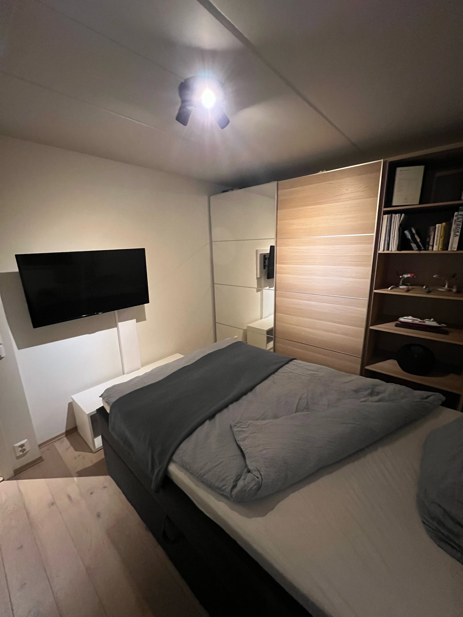 UTLEID - Rom 1 - 140 cm seng med oppbevaring under. Galleribilde