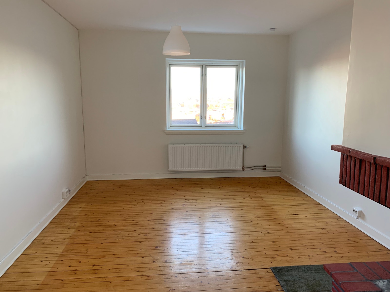 Romslig stue med vinduer både på kort og langvegg Galleribilde