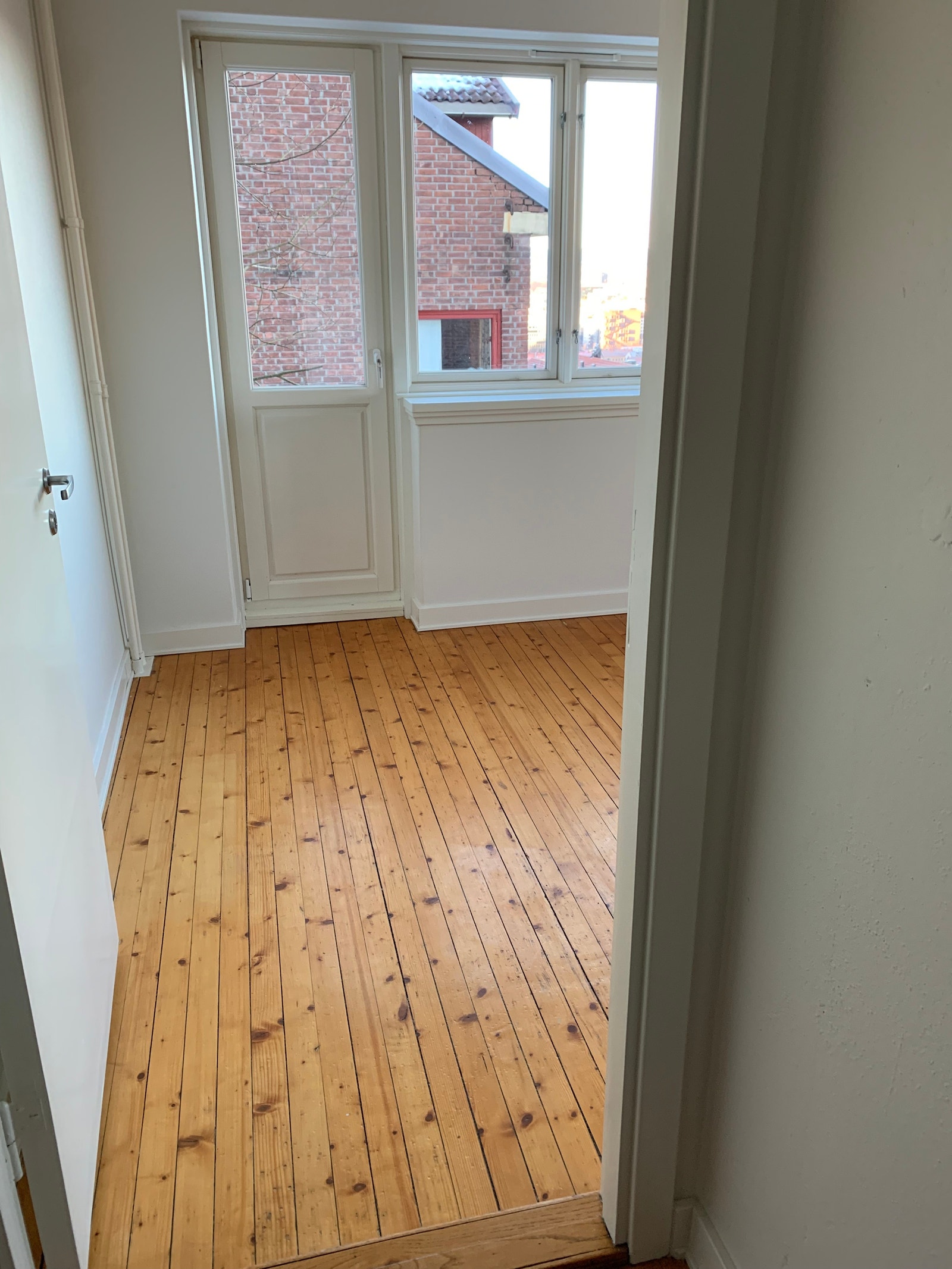 Inngang til stue som fører rett til luftebalkong med utsikt over byen Galleribilde