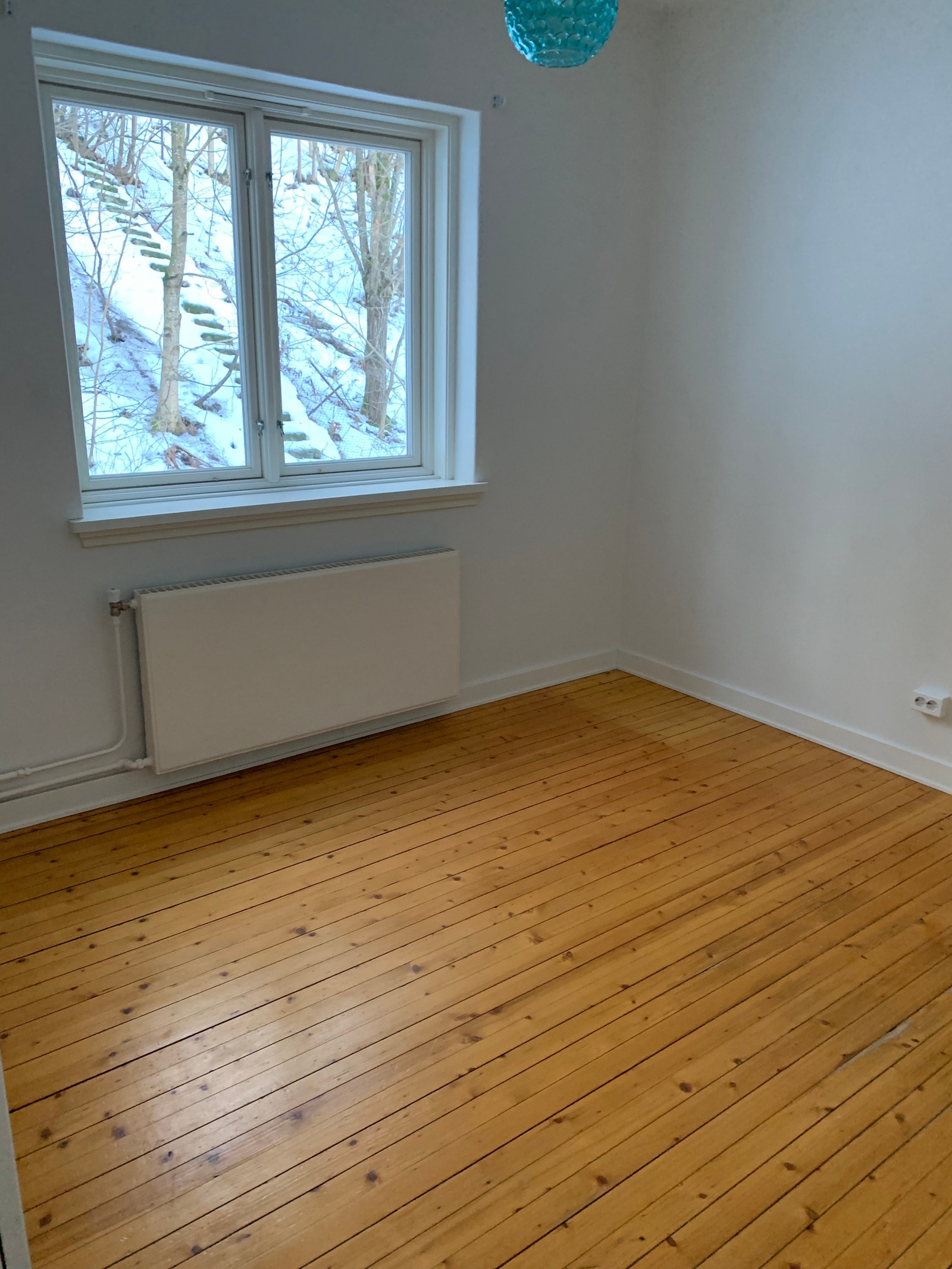 Vindu på soverom vender ut mot fredlige Ekebergskrenten Galleribilde