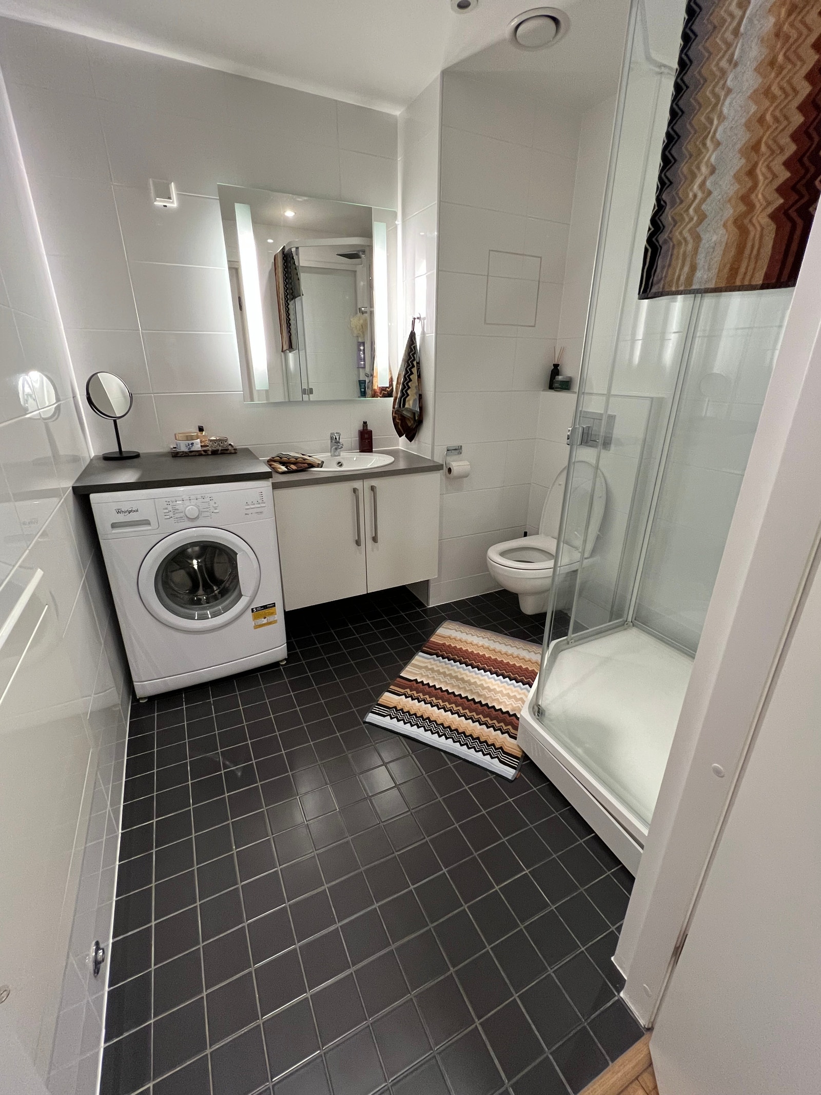 Flislagt bad med innredning fra HTH. Vaskemaskin er ikke inkludert. Galleribilde