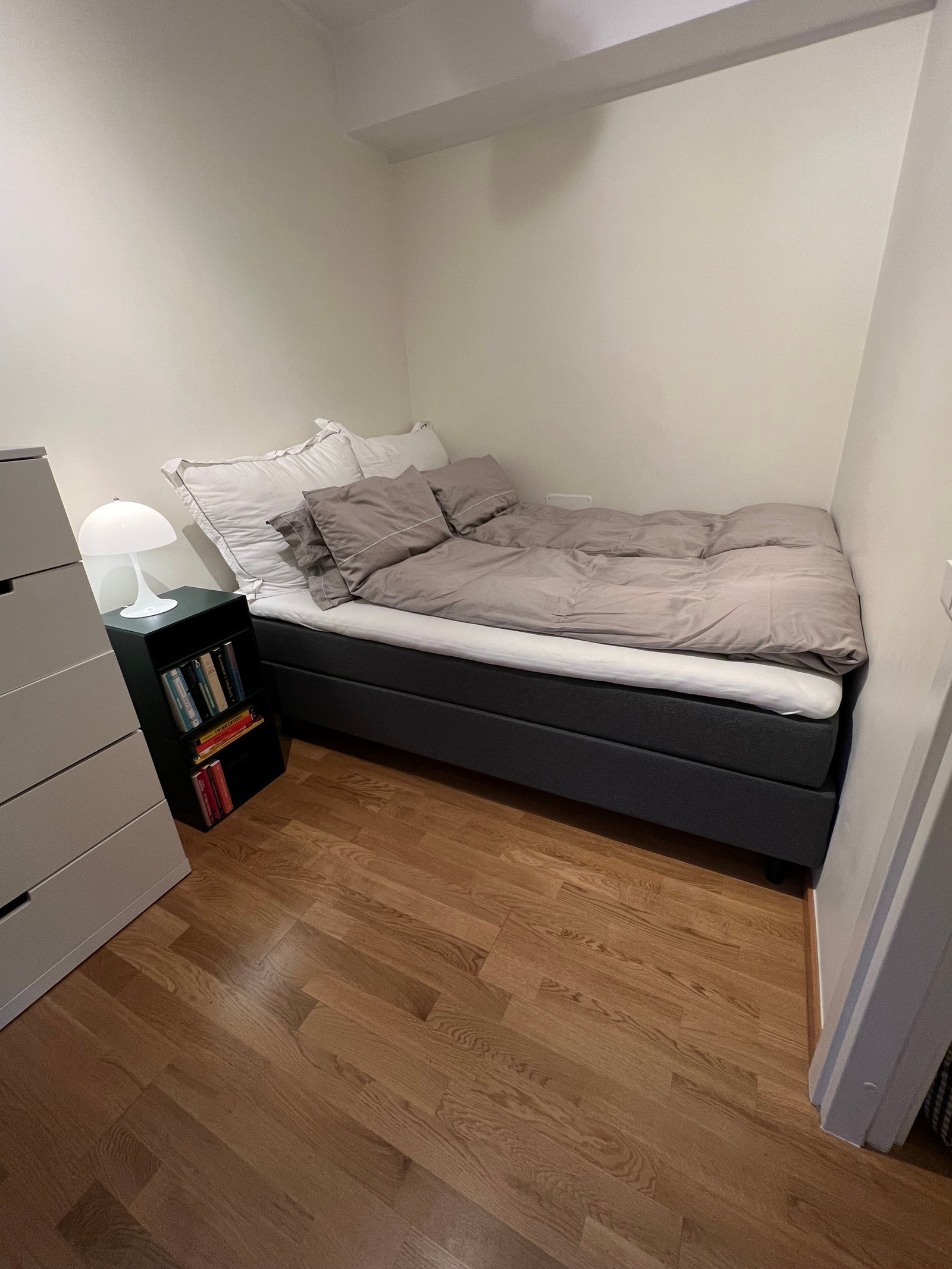 Soverommet med plass til dobbeltseng og dobbelt garderobeskap. Galleribilde