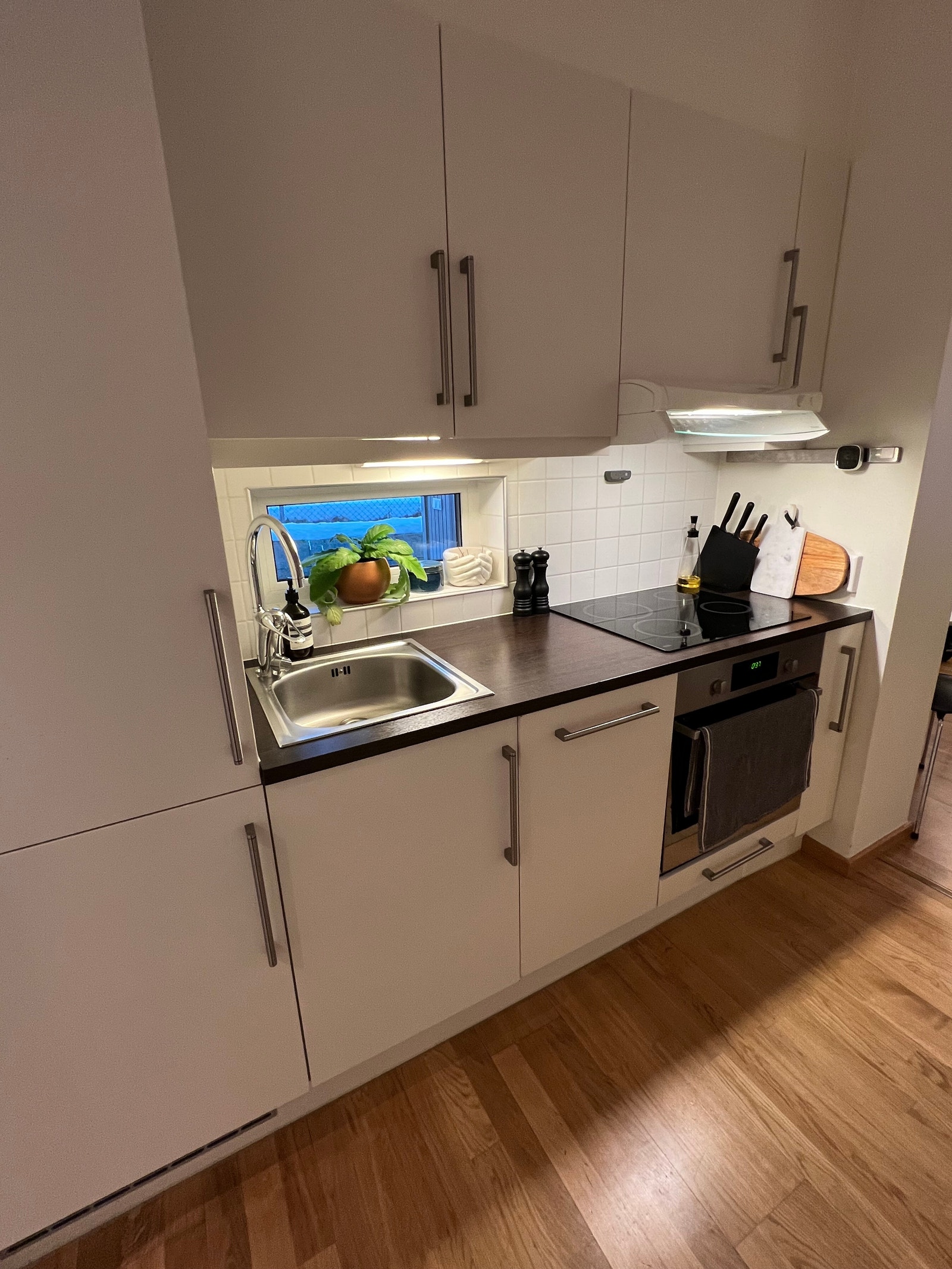 På kjøkkenet er det vindu ut til terrassen Galleribilde