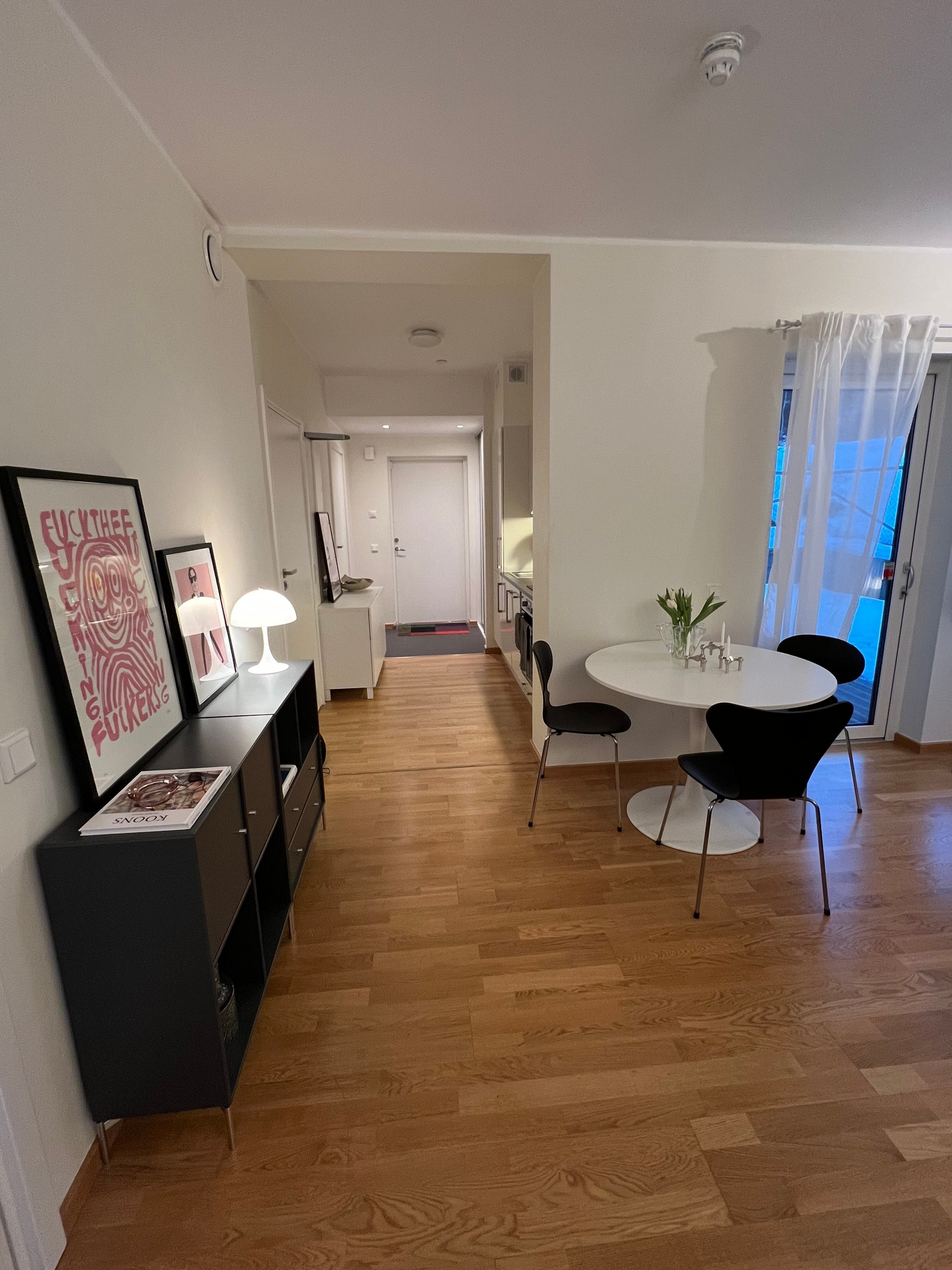 Stue og kjøkken med en annen innredning Galleribilde