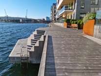 Badetrapp og brygge rett ved terassen. Galleribilde