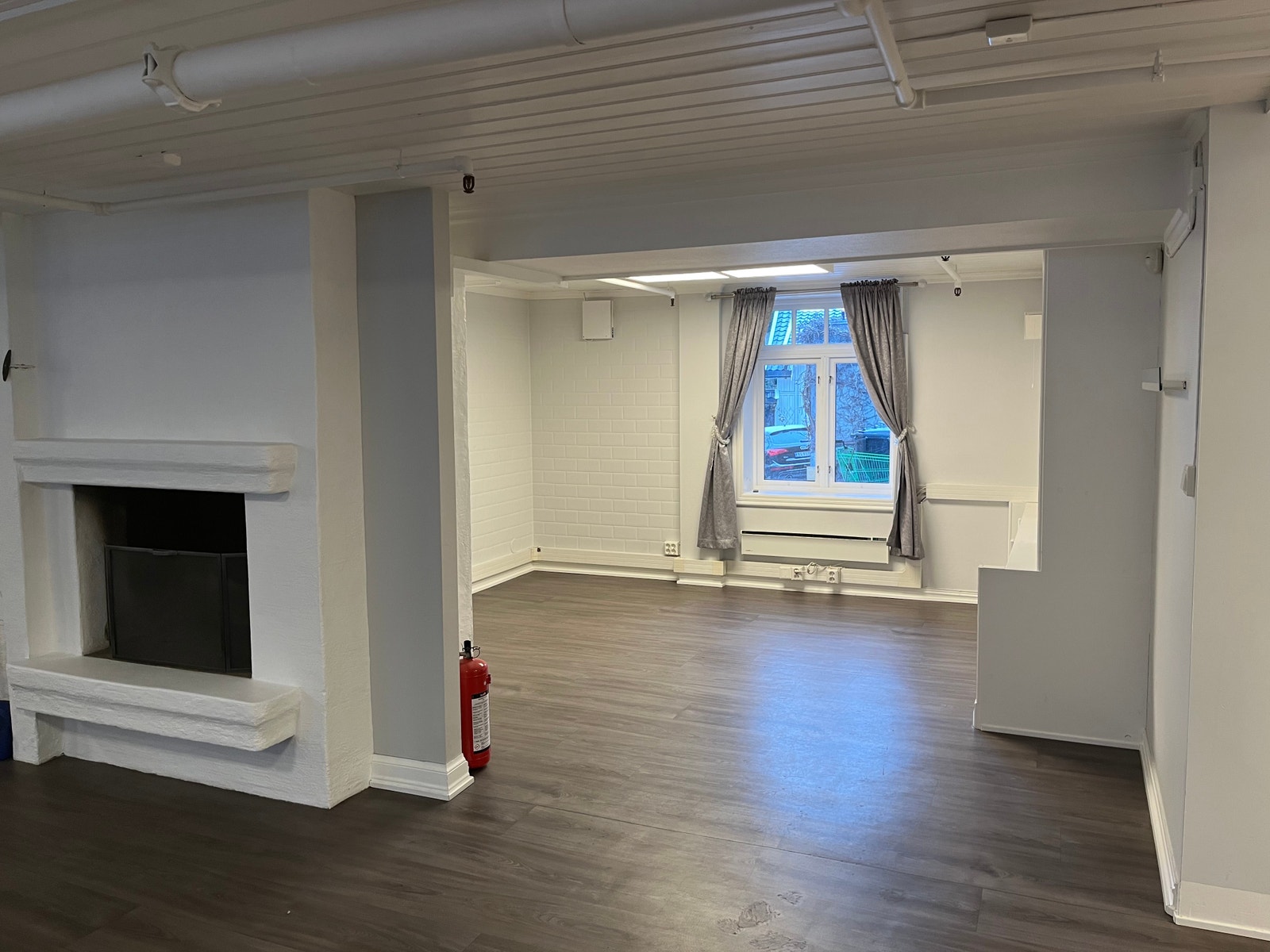 Peis, m/kontor nr 1. bak Galleribilde