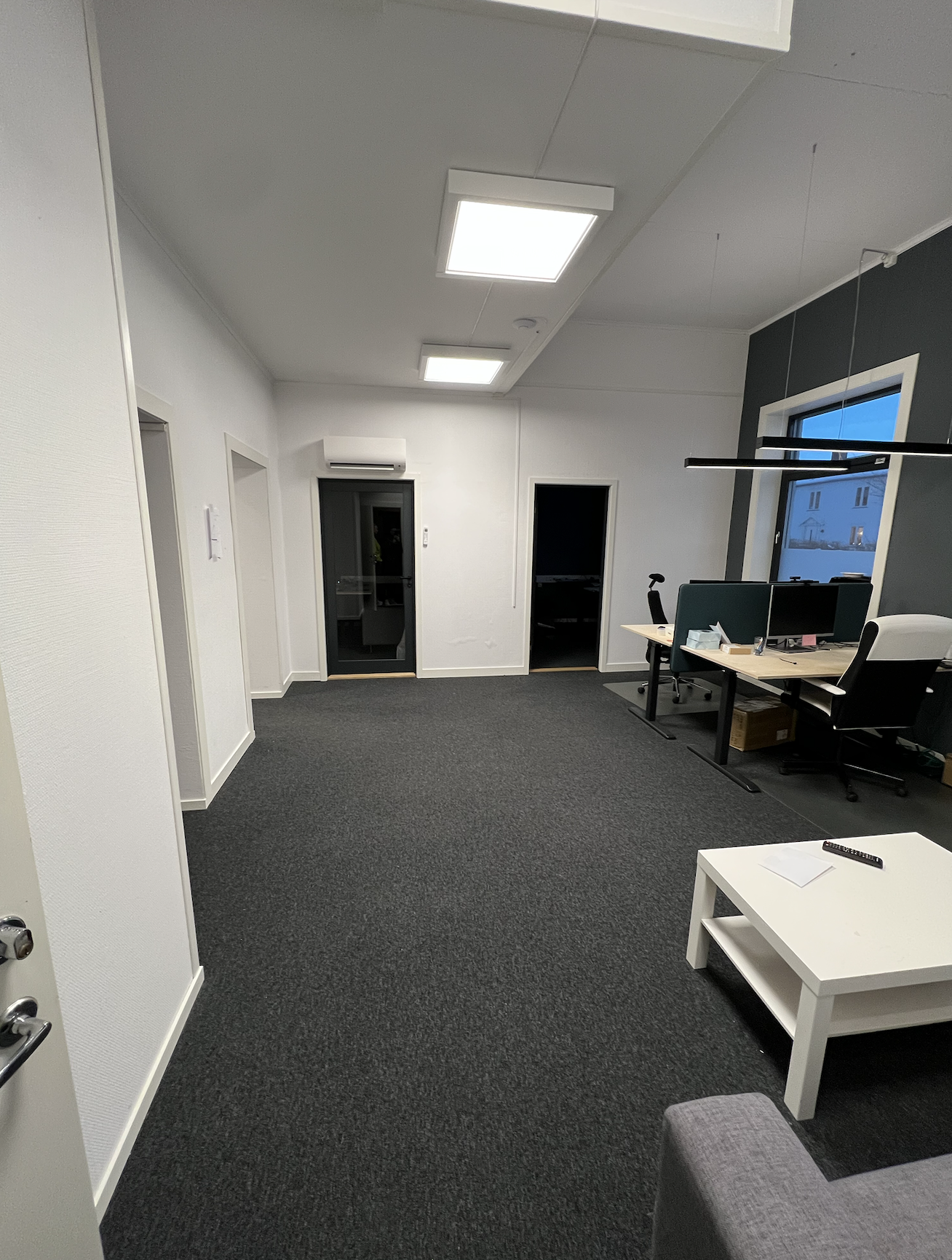 Kontorlandskap med cellekontor Galleribilde