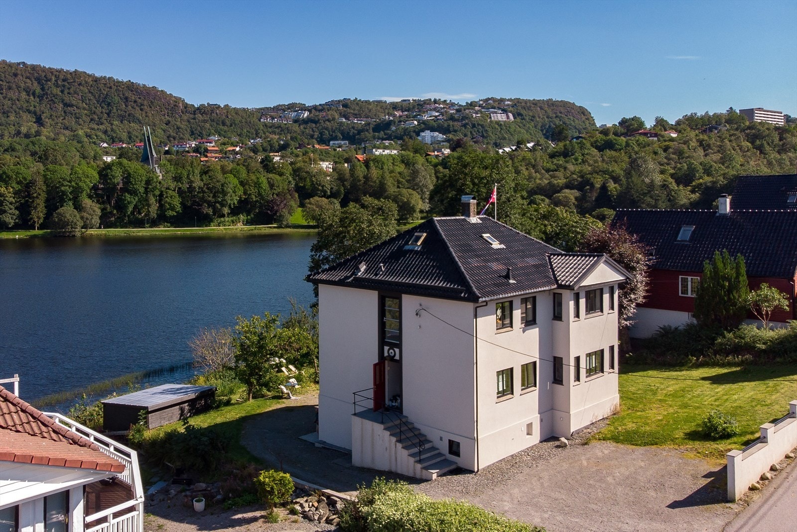 Inngangsparti og parkering Galleribilde