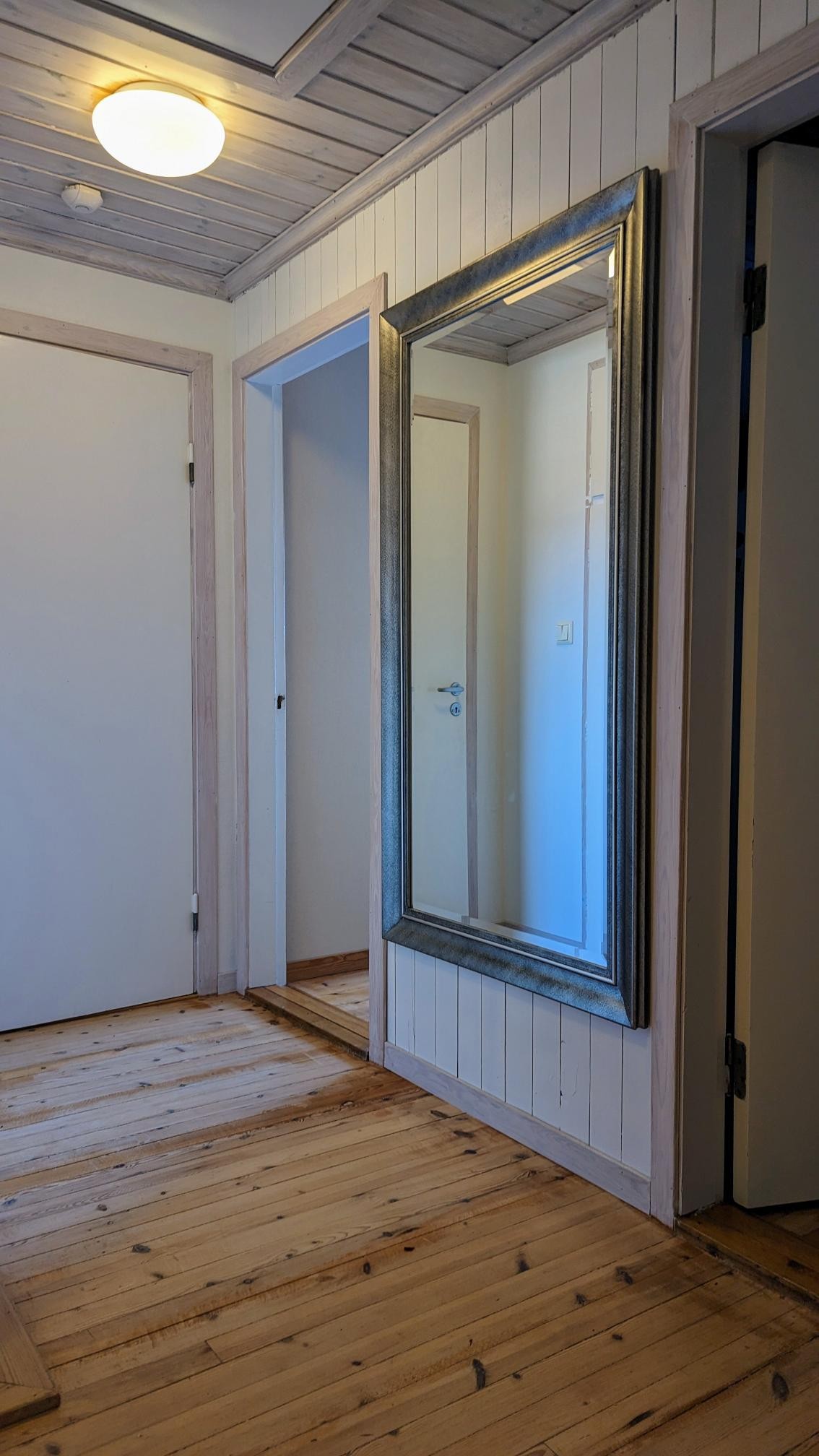 Gang med stort speil mellom soverommene i 2.etg Galleribilde