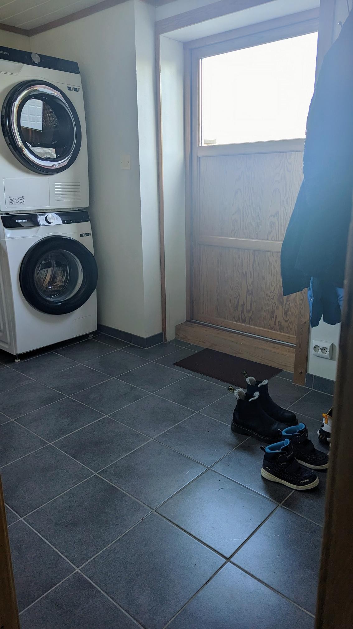 Vaskerom med varmekabler og vaskemaskin+tørketrommel i underetasjen Galleribilde