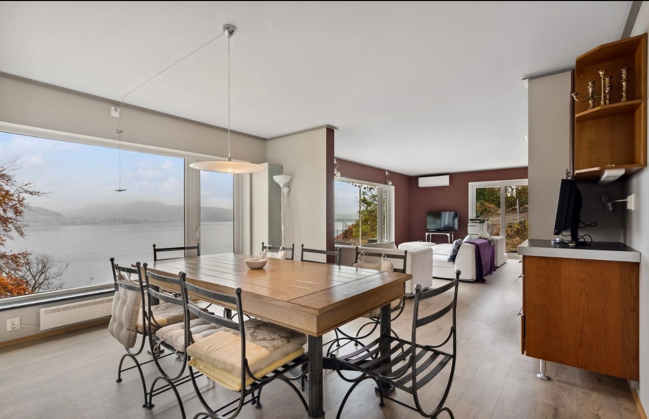 Spisestuen er romslig og inviterer til middagsselskap med spisebord plass til 10 stk Galleribilde