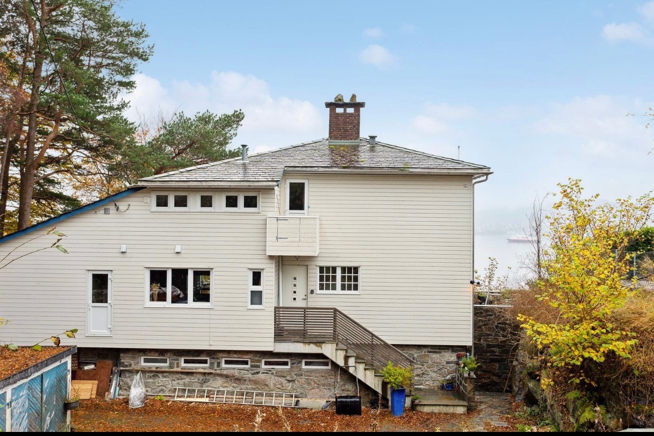 Inngangsparti og gårdsplassen Galleribilde