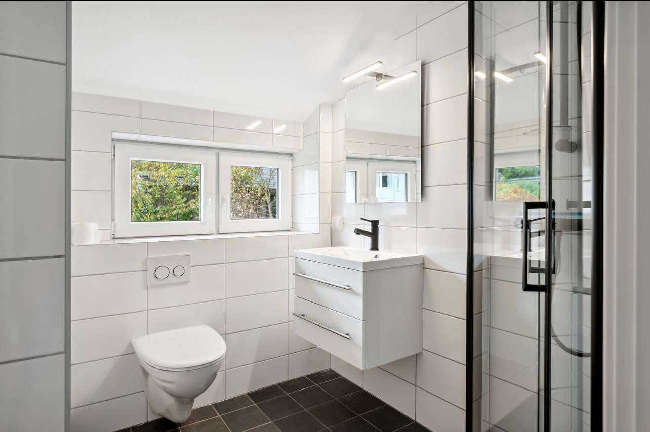 Bad i 3 etg. Er også stort bad i underetasjen med badekar og separat dusj og toalett. Galleribilde